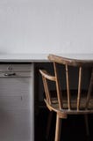 Chaise de cru avec le bureau photos libres de droits Chaise de cru avec le bureau photos libres de droits