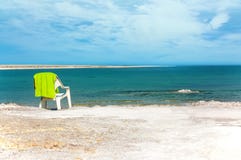 Chaise de plage sur les rivages de la mer morte photos stock Chaise de plage sur les rivages de la mer morte photos stock