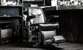 Chaise de salon de coiffure Vintage élégant Barber Chair Fauteuil de raseur-coiffeur, coiffeur moderne et salon de coiffure, salo photos stock Chaise de salon de coiffure Vintage élégant Barber Chair Fauteuil de raseur-coiffeur, coiffeur moderne et salon de coiffure, salo photos stock