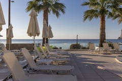 Chaise-lounge di Sun sulla piscina privata fotografie stock libere da diritti Chaise-lounge di Sun sulla piscina privata fotografie stock libere da diritti