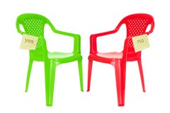 Chaise verte et rouge pour la discussion image stock Chaise verte et rouge pour la discussion image stock