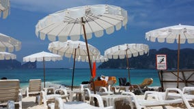 Chaises de bain de soleil et mer bleue profonde image stock Chaises de bain de soleil et mer bleue profonde image stock