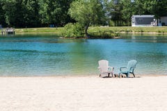 Chaises de Muskoka sur la plage Photographie stock Chaises de Muskoka sur la plage Photographie stock