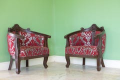 Chaises en cuir rouges dans le coin avec les murs verts comme fond photographie stock Chaises en cuir rouges dans le coin avec les murs verts comme fond photographie stock