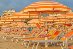 Chaises longues et parapluies sur une plage Image libre de droits Chaises longues et parapluies sur une plage Image libre de droits