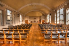 Chaises vides dans l'église Photographie stock Chaises vides dans l'église Photographie stock