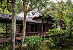 Chalet antiguo hermoso en su jardín, Kyoto, Kansai, Japón imagen de archivo libre de regalías Chalet antiguo hermoso en su jardín, Kyoto, Kansai, Japón imagen de archivo libre de regalías