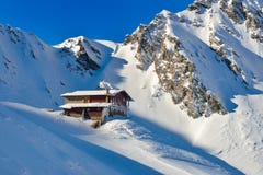 Chalet under vinter på Balea sjön i de Fagaras bergen, Rumänien Fotografering för Bildbyråer Chalet under vinter på Balea sjön i de Fagaras bergen, Rumänien Fotografering för Bildbyråer