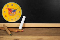 Chalkboard z kredą i ołówkami zdjęcie stock Chalkboard z kredą i ołówkami zdjęcie stock