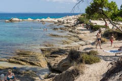 CHALKIDIKI, MACEDONIA CENTRAL, GRECIA - 26 DE AGOSTO DE 2014: Paisaje marino de la playa Vourvourou de Karidi en la península de Foto de archivo CHALKIDIKI, MACEDONIA CENTRAL, GRECIA - 26 DE AGOSTO DE 2014: Paisaje marino de la playa Vourvourou de Karidi en la península de Foto de archivo