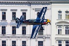 Challenger φυλών 2015 αεροπλοΐα του Red Bull κατηγορία επιπλέον 330 αεροσκάφη πέρα από τον ποταμό Δούναβη στη Βουδαπέστη κεντρικό στοκ φωτογραφία με δικαίωμα ελεύθερης χρήσης Challenger φυλών 2015 αεροπλοΐα του Red Bull κατηγορία επιπλέον 330 αεροσκάφη πέρα από τον ποταμό Δούναβη στη Βουδαπέστη κεντρικό στοκ φωτογραφία με δικαίωμα ελεύθερης χρήσης