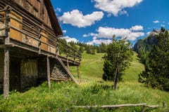 Chalmettes ceillac in qeyras in Hautes-Alpes in Frankrijk royalty-vrije stock afbeelding Chalmettes ceillac in qeyras in Hautes-Alpes in Frankrijk royalty-vrije stock afbeelding