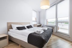 Chambre à coucher avec le mur vide dans le style scandinave Photographie stock libre de droits