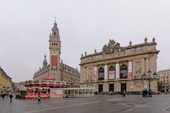 Chambre de commerce y edificio de la ópera en cuadrado del teatro en Lille foto de archivo Chambre de commerce y edificio de la ópera en cuadrado del teatro en Lille foto de archivo