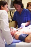 Chambre de secours médicale de Team Working On Patient In images stock Chambre de secours médicale de Team Working On Patient In images stock