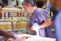 Chambre de secours médicale de Team Working On Patient In photographie stock libre de droits Chambre de secours médicale de Team Working On Patient In photographie stock libre de droits