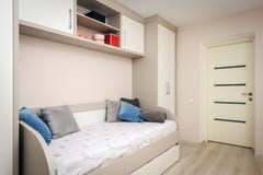 Chambre à coucher moderne avec le sofa et la garde-robe images libres de droits Chambre à coucher moderne avec le sofa et la garde-robe images libres de droits