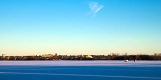 Chambres de pêche d'hiver sur le lac congelé Irving dans Bemidji, Minnesota photo stock Chambres de pêche d'hiver sur le lac congelé Irving dans Bemidji, Minnesota photo stock