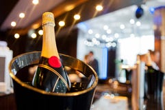Champagne in einer Wanne lizenzfreies stockbild Champagne in einer Wanne lizenzfreies stockbild