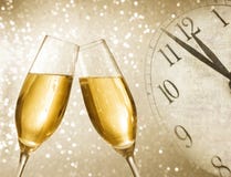Champagne-fluiten met gouden bellen op zilveren lichte bokehachtergrond Royalty-vrije Stock Afbeeldingen Champagne-fluiten met gouden bellen op zilveren lichte bokehachtergrond Royalty-vrije Stock Afbeeldingen