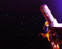 Champagne Mehrfarbige Lichter und Lametta Luxusfeiertag Feier Geburtstag lizenzfreie stockfotografie Champagne Mehrfarbige Lichter und Lametta Luxusfeiertag Feier Geburtstag lizenzfreie stockfotografie