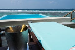 Champagne sur la glace, sur une terrasse d'eau-pavillon en Maldives, Luxur images stock Champagne sur la glace, sur une terrasse d'eau-pavillon en Maldives, Luxur images stock