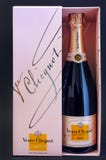 Champagne Veuve Clicquot Rose Bottle in roze doos op zwarte backgr Royalty-vrije Stock Afbeeldingen Champagne Veuve Clicquot Rose Bottle in roze doos op zwarte backgr Royalty-vrije Stock Afbeeldingen
