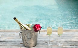 Champagneflaska i ishink och champagneexponeringsglas, genom att simma p arkivbilder Champagneflaska i ishink och champagneexponeringsglas, genom att simma p arkivbilder