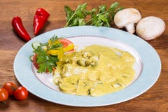 Champignons in einer Soße Teller mit Frischgemüsesalat lizenzfreies stockbild Champignons in einer Soße Teller mit Frischgemüsesalat lizenzfreies stockbild