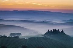 Champs brumeux renversants à l'aube en Toscane, Italie photo libre de droits Champs brumeux renversants à l'aube en Toscane, Italie photo libre de droits