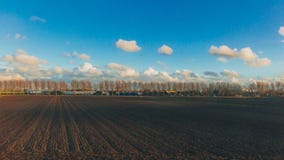 Champs sous le ciel et les nuages dans la campagne néerlandaise près de Rotterdam, Pays-Bas image stock Champs sous le ciel et les nuages dans la campagne néerlandaise près de Rotterdam, Pays-Bas image stock