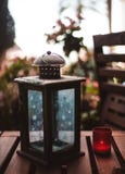 Chandelier sur la terrasse et la bougie rouge image stock Chandelier sur la terrasse et la bougie rouge image stock