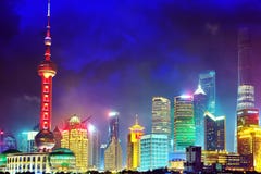 CHANGHAÏ, CHINE - 24 MAI 2015 : Vue de nuit d'horizon de wat de Bund photos libres de droits CHANGHAÏ, CHINE - 24 MAI 2015 : Vue de nuit d'horizon de wat de Bund photos libres de droits