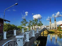 CHANTABURI, TAILANDIA 29 settembre 2018: Vecchia chiesa cattolica di Maephra Patisonti Niramon situato nella provincia di Chantab fotografie stock CHANTABURI, TAILANDIA 29 settembre 2018: Vecchia chiesa cattolica di Maephra Patisonti Niramon situato nella provincia di Chantab fotografie stock