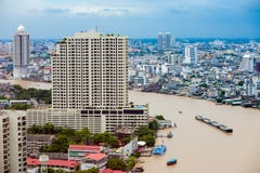 Chao Phraya River Bangkok, Thailand är brun på grund av raien royaltyfri bild Chao Phraya River Bangkok, Thailand är brun på grund av raien royaltyfri bild