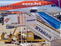 Chaos bij een luchthaven met een vliegtuig en doorgangen stock foto's Chaos bij een luchthaven met een vliegtuig en doorgangen stock foto's
