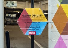Chapa da informação para ‘de luxe super ‘, uma pintura mural por Ricardo Paniagua no West Village, Dallas, Texas fotos de stock royalty free Chapa da informação para ‘de luxe super ‘, uma pintura mural por Ricardo Paniagua no West Village, Dallas, Texas fotos de stock royalty free