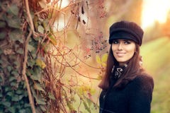 Chapeau et manteau d'Autumn Fashion Woman Wearing Trendy Image stock Chapeau et manteau d'Autumn Fashion Woman Wearing Trendy Image stock