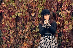 Chapeau et manteau d'Autumn Fashion Woman Wearing Trendy Photos stock Chapeau et manteau d'Autumn Fashion Woman Wearing Trendy Photos stock