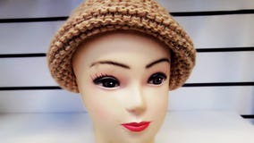 Chapeaux tricotés sur un mannequin photos stock Chapeaux tricotés sur un mannequin photos stock