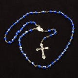 Chapelet saint avec la croix chrétienne d'isolement sur le fond foncé images libres de droits Chapelet saint avec la croix chrétienne d'isolement sur le fond foncé images libres de droits