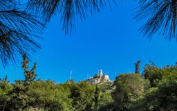 Chapelle blanche de St George sur Mont Lykabettos avec le ciel bleu, Athènes images stock Chapelle blanche de St George sur Mont Lykabettos avec le ciel bleu, Athènes images stock
