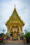 Chapelle principale dans le temple bouddhiste Wat Plai Laem en Koh Samu images libres de droits Chapelle principale dans le temple bouddhiste Wat Plai Laem en Koh Samu images libres de droits