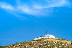 chapelle sur la colline en île grecque images libres de droits chapelle sur la colline en île grecque images libres de droits