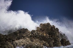 Chapoteo tempestuoso grande dramático de las ondas que se estrella Kleinmond, Western Cape, Suráfrica fotografía de archivo libre de regalías Chapoteo tempestuoso grande dramático de las ondas que se estrella Kleinmond, Western Cape, Suráfrica fotografía de archivo libre de regalías