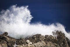 Chapoteo tempestuoso grande dramático de las ondas que se estrella Kleinmond, Western Cape, Suráfrica fotografía de archivo libre de regalías Chapoteo tempestuoso grande dramático de las ondas que se estrella Kleinmond, Western Cape, Suráfrica fotografía de archivo libre de regalías