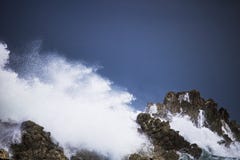 Chapoteo tempestuoso grande dramático de las ondas que se estrella Kleinmond, Western Cape, Suráfrica fotos de archivo libres de regalías Chapoteo tempestuoso grande dramático de las ondas que se estrella Kleinmond, Western Cape, Suráfrica fotos de archivo libres de regalías