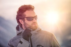 Chaqueta del anorak del detalle del hombre del esquiador que lleva con el retrato de las gafas de sol tierra nevosa de exploració fotos de archivo libres de regalías Chaqueta del anorak del detalle del hombre del esquiador que lleva con el retrato de las gafas de sol tierra nevosa de exploració fotos de archivo libres de regalías
