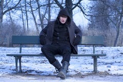 Chaqueta hermosa del invierno del hombre que desgasta joven. imagen de archivo libre de regalías Chaqueta hermosa del invierno del hombre que desgasta joven. imagen de archivo libre de regalías