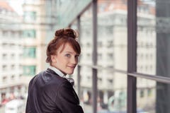 Chaqueta que lleva de la mujer bonita que mira la cámara fotos de archivo libres de regalías Chaqueta que lleva de la mujer bonita que mira la cámara fotos de archivo libres de regalías